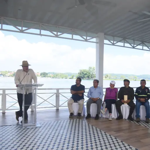 El presidente Arévalo y los ministros, entre otras autoridades del Ejecutivo, que lo acompañaron en su visita a Petén. ,Omar Solís/Emisoras Unidas