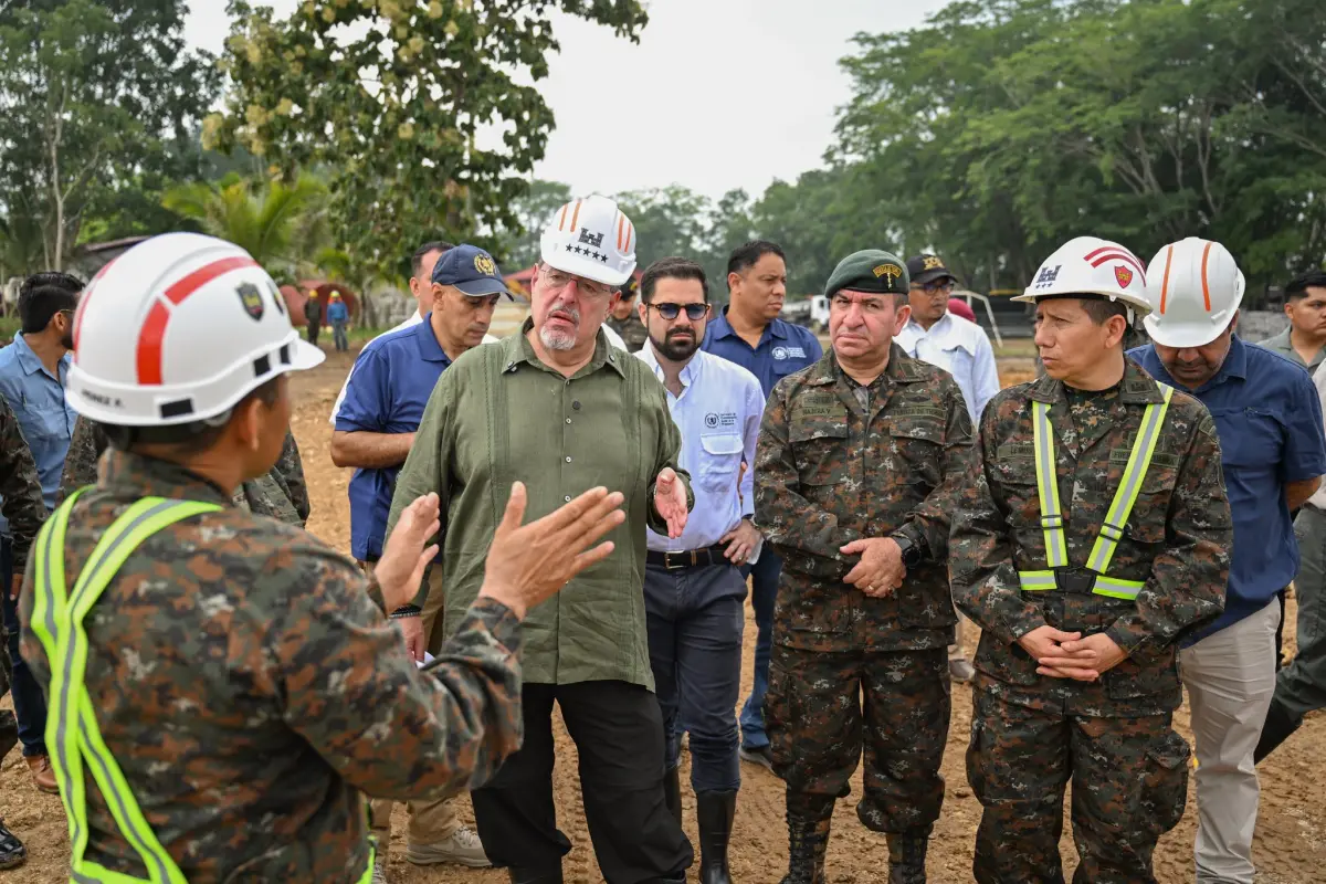 El mandatario supervisó la construcción de la Brigada Especial de Operación de Selva en Petén. , Foto Ejército