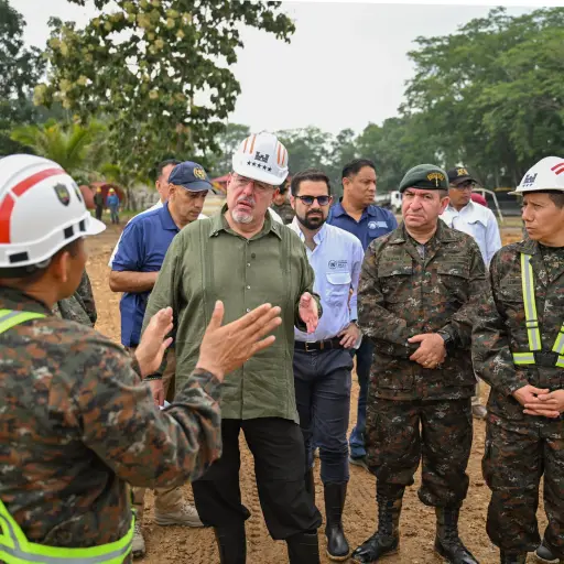 El mandatario supervisó la construcción de la Brigada Especial de Operación de Selva en Petén.  ,Foto Ejército