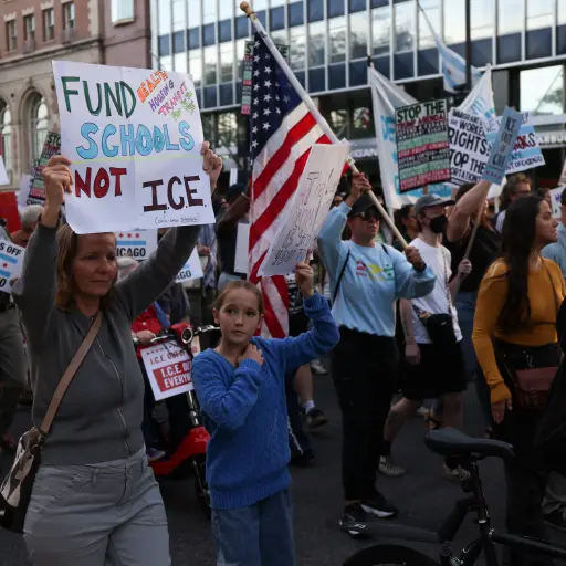 Fotografía del 9 de septiembre de 2025 que muestra a personas que participan en una protesta contra ICE en Chicago  ,Foto EFE