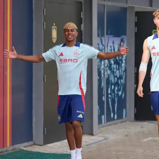 Lamine Yamal y Dean Huijsen  ,EFE.