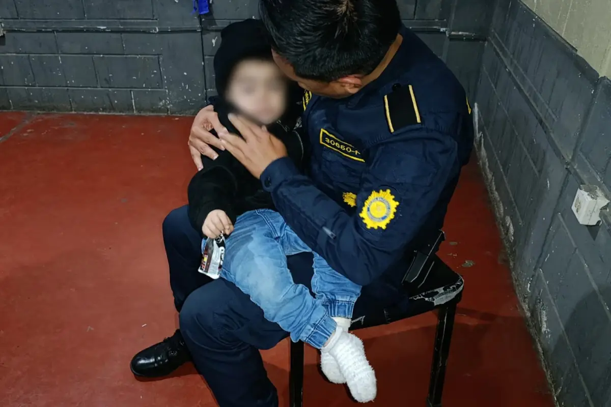 El menor fue rescatado por la PNC tras ser encontrado solo en las calles de Quiché., PNC