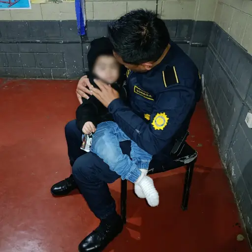 El menor fue rescatado por la PNC tras ser encontrado solo en las calles de Quiché. ,PNC