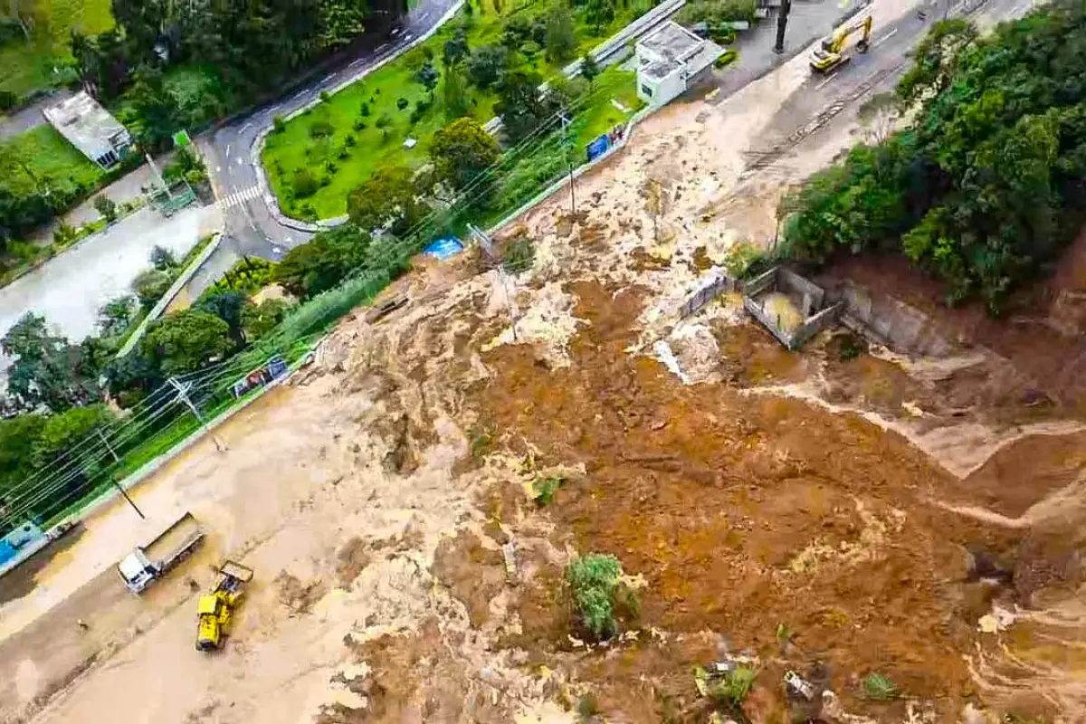 Continúan los trabajos en el kilómetro 24 de la ruta a El Salvador tras el derrumbe de gran magnitud que mantiene cerrado por completo el paso vehicular., Covial