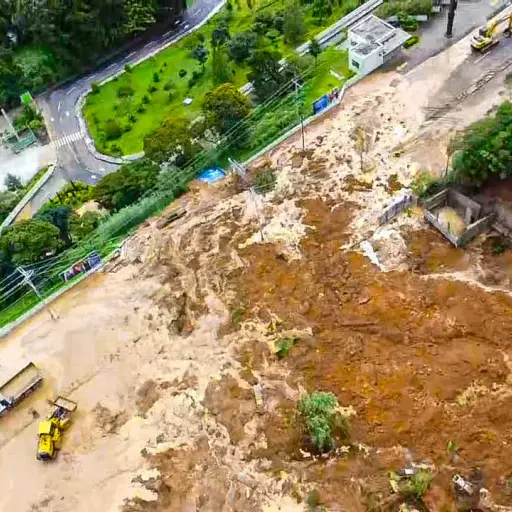 Continúan los trabajos en el kilómetro 24 de la ruta a El Salvador tras el derrumbe de gran magnitud que mantiene cerrado por completo el paso vehicular. ,Covial