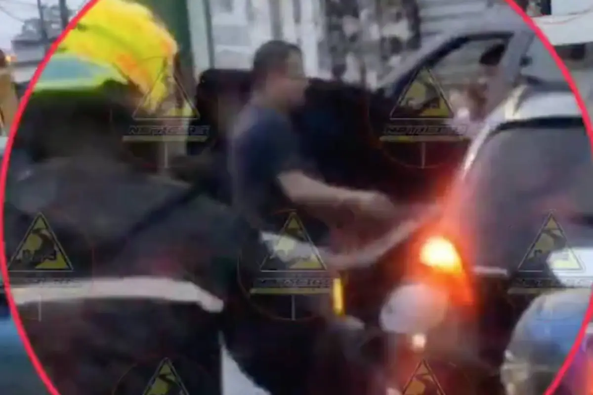 Piloto de taxi pirata agrede a automovilista en zona 10 de Mixco., Captura de pantalla video X.