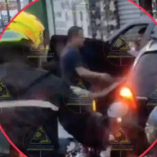 Piloto de taxi pirata agrede a automovilista en zona 10 de Mixco. ,Captura de pantalla video X.