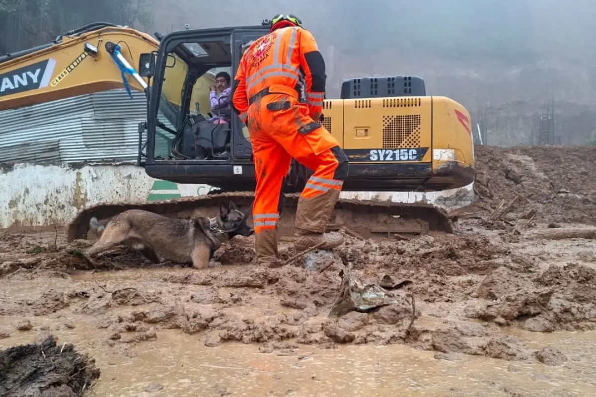 Socorristas trabajan en la búsqueda de una persona soterrada tras el derrumbe en el Km. 24 de la ruta a El Salvador., Bomberos Voluntarios