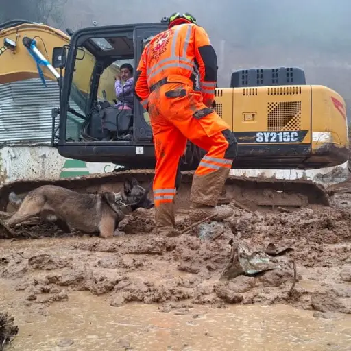 Socorristas trabajan en la búsqueda de una persona soterrada tras el derrumbe en el Km. 24 de la ruta a El Salvador. ,Bomberos Voluntarios