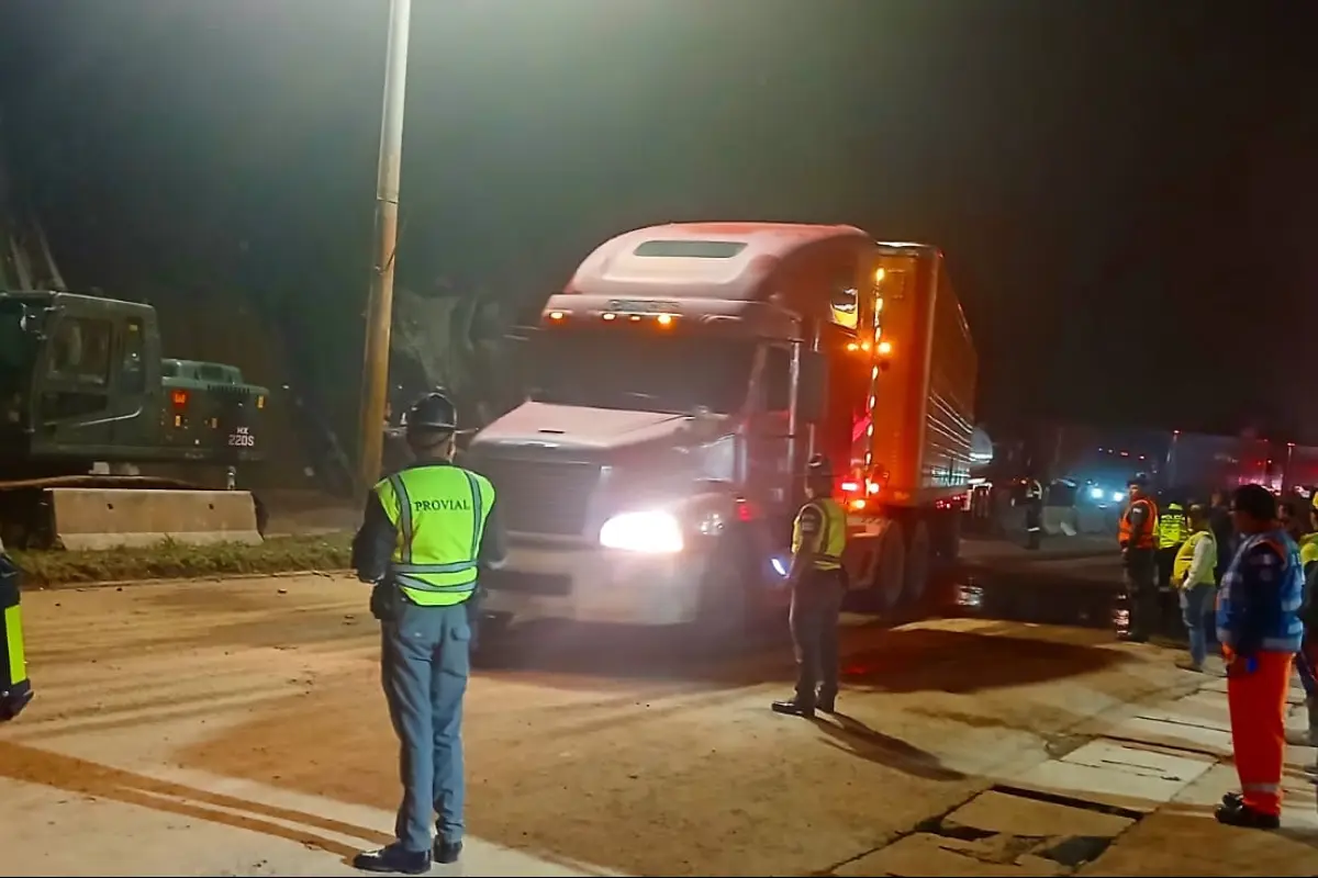 El transporte pesado que se encontraba varado, comenzó a circular en el kilómetro 24., Foto Conred