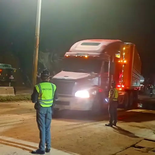 El transporte pesado que se encontraba varado, comenzó a circular en el kilómetro 24. ,Foto Conred