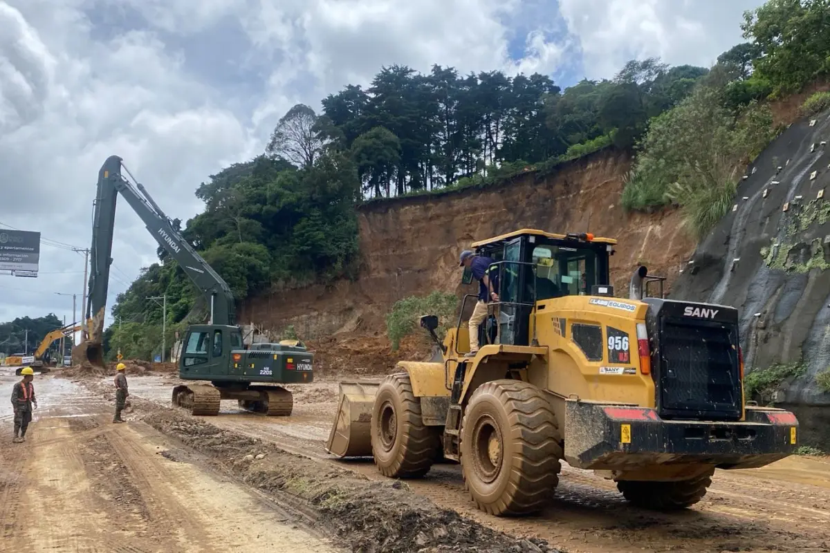 Los trabajos de limpieza incluyeron la instalación de contenedores, por seguridad de los trabajadores., Conred