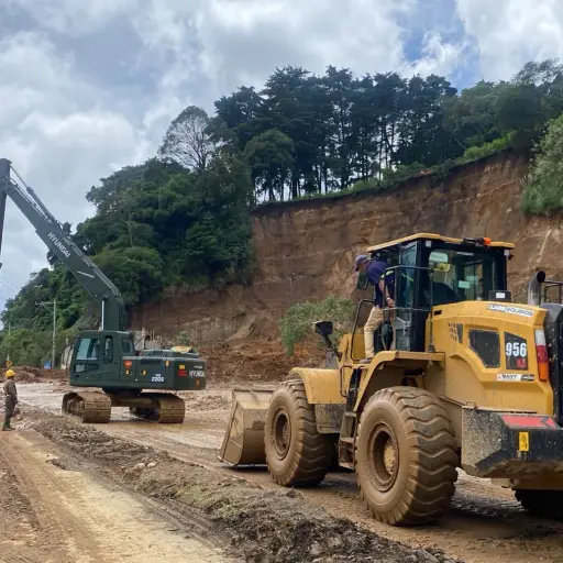 Los trabajos de limpieza incluyeron la instalación de contenedores, por seguridad de los trabajadores. ,Conred