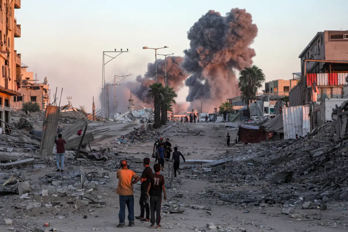 El humo se eleva cerca de la Universidad Islámica tras los ataques aéreos israelíes durante una operación militar en la ciudad de Gaza, en la Franja de Gaza, el 7 de octubre de 2025., Foto EFE