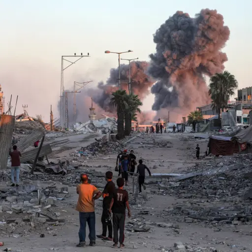 El humo se eleva cerca de la Universidad Islámica tras los ataques aéreos israelíes durante una operación militar en la ciudad de Gaza, en la Franja de Gaza, el 7 de octubre de 2025. ,Foto EFE