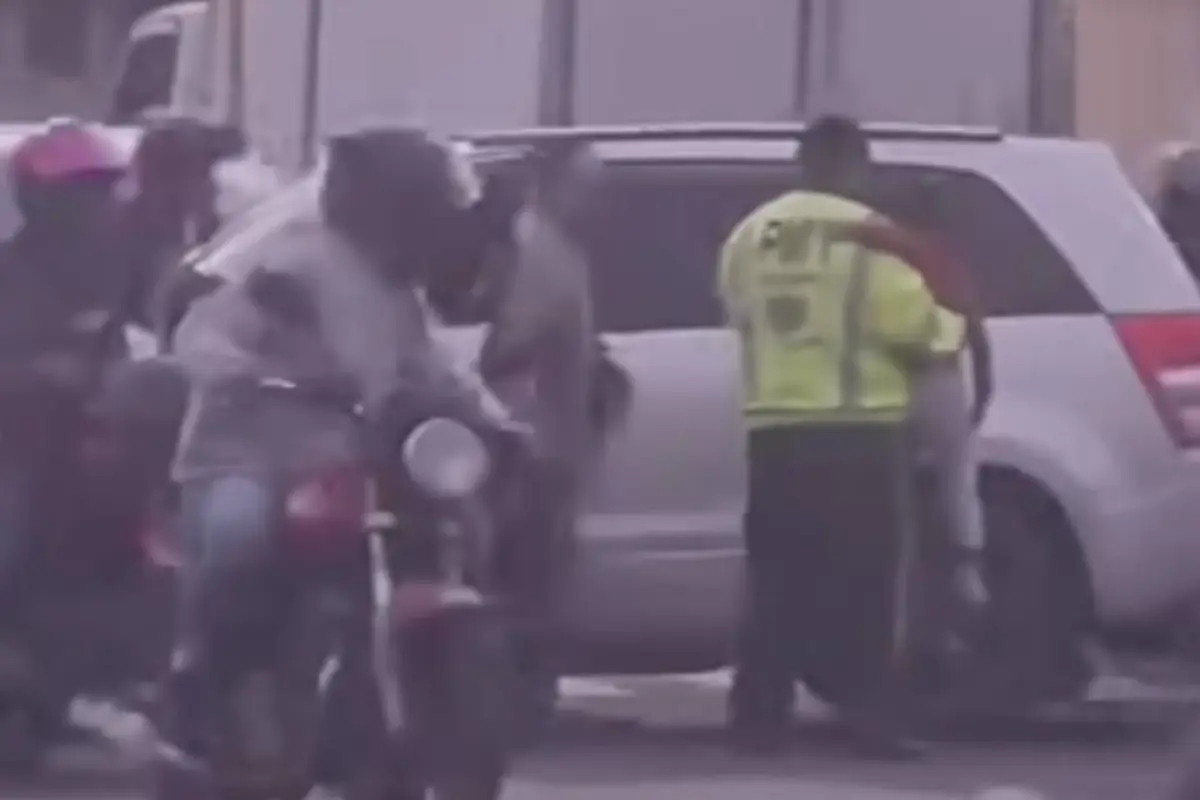 Video muestra a agente de tránsito protegiendo a un niño durante accidente., Captura de pantalla video Facebook.