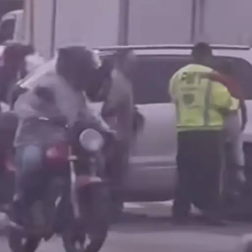 Video muestra a agente de tránsito protegiendo a un niño durante accidente. ,Captura de pantalla video Facebook.