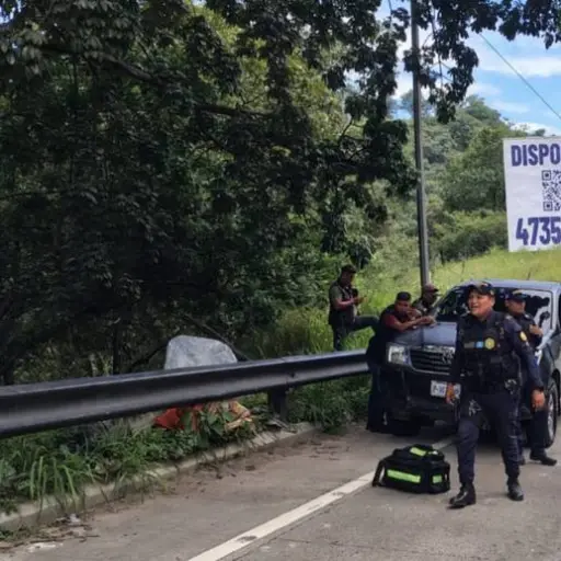 Las víctimas fueron encontradas a un costado de la carretera al Atlántico. ,Bomberos Municipales Departamentales