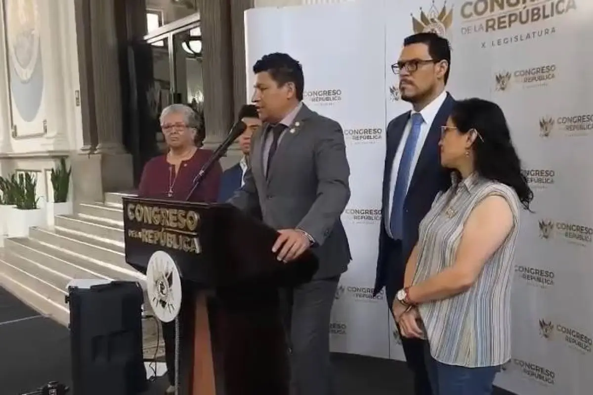 El diputado Raúl Barrera, de Semilla, explica la acción planteada ante la CC por el tema del Decreto 7-2025., Omar Solís/Emisoras Unidas