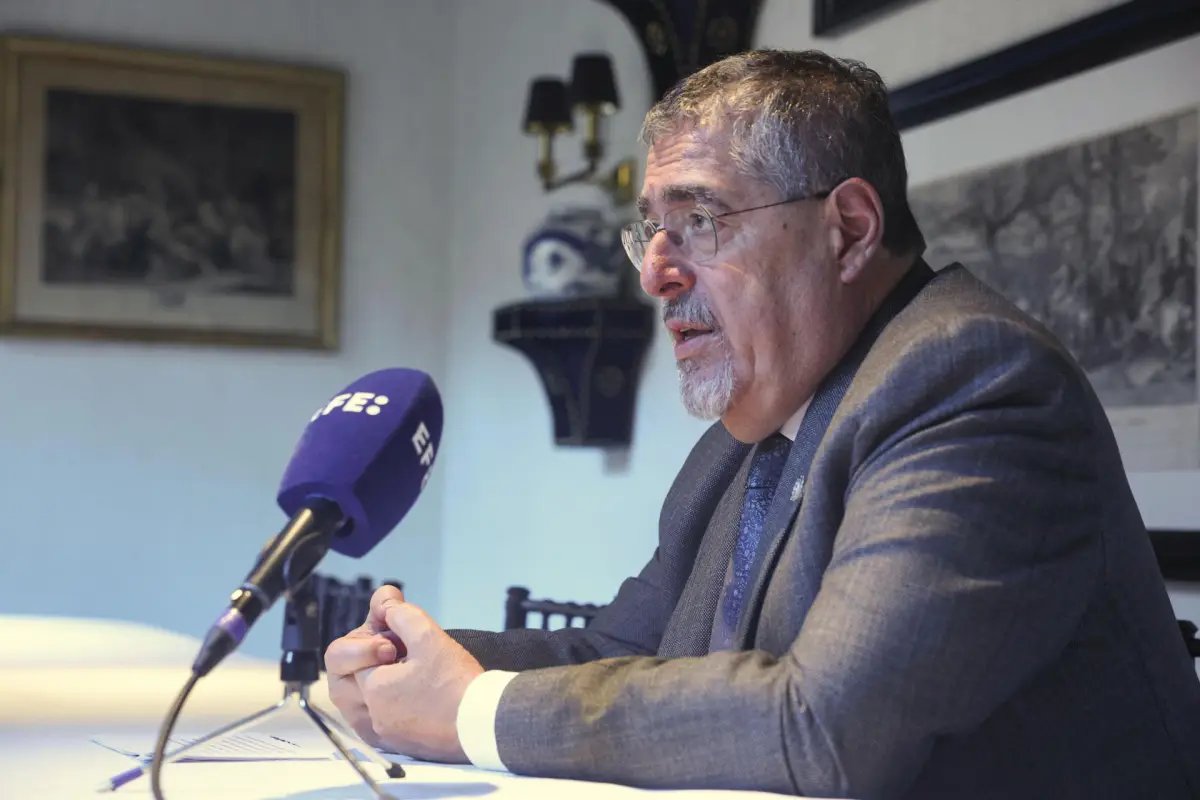 El presidente de Guatemala, Bernardo Arévalo de León, durante una entrevista con EFE en Bruselas en la que afirmó este jueves que el apoyo de la Unión Europea (UE) fue "clave" para defender la democracia del país., EFE