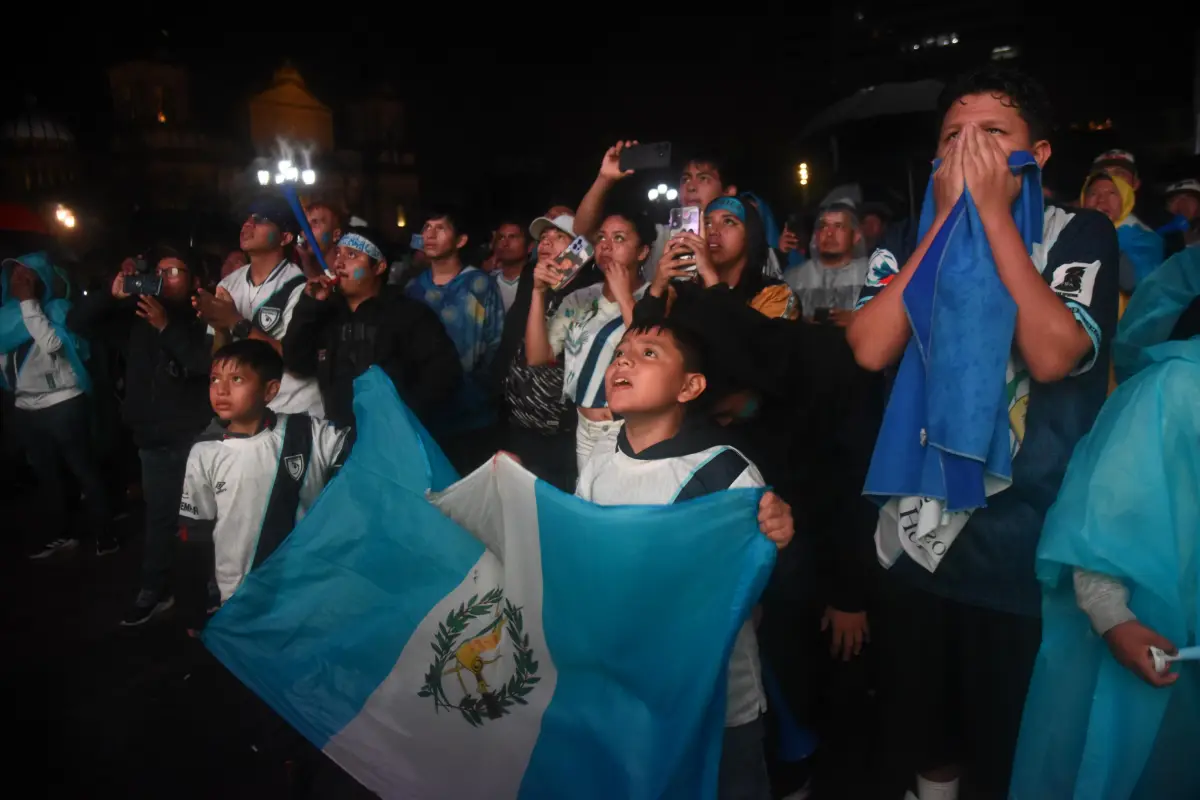 Aficionados durante el duelo entre Panamá-Guatemala en La Plaza