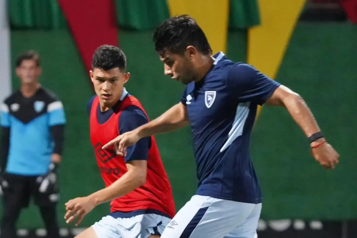 Jesús López en pleno entrenamiento de la Selección Nacional de Guatemala en Surinam 