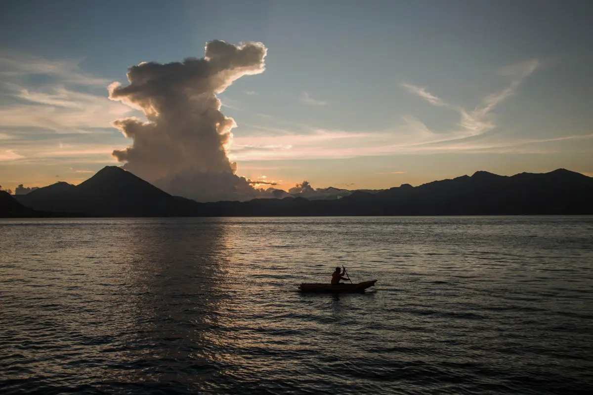Fotografía de archivo del Lago de Atitlán desde San Antonio Palopó, Sololá, Foto EFE/Esteban Biba