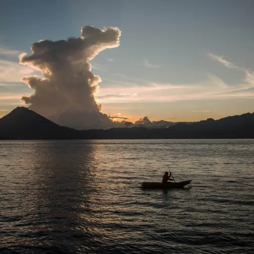 Fotografía de archivo del Lago de Atitlán desde San Antonio Palopó, Sololá ,Foto EFE/Esteban Biba
