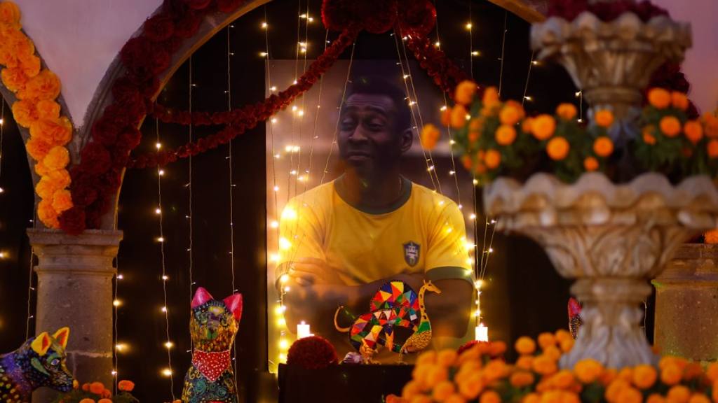 Altar de muertos en México: Maradona y Pelé | EFE