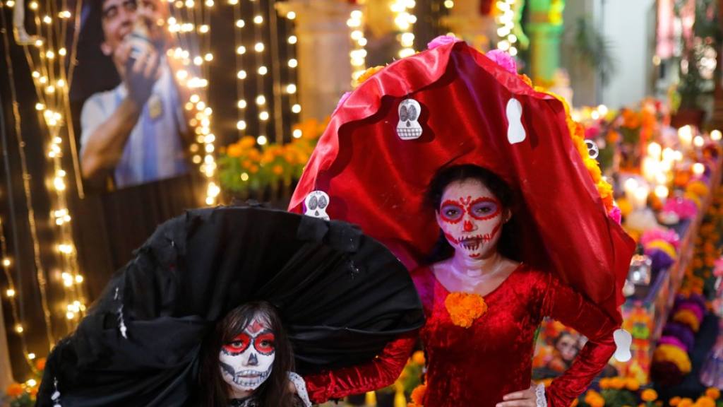 Altar de muertos en México: Maradona y Pelé | EFE