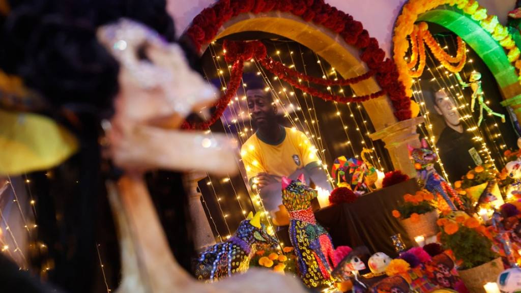 Altar de muertos en México: Maradona y Pelé | EFE