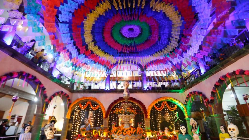 Altar de muertos en México: Maradona y Pelé | EFE