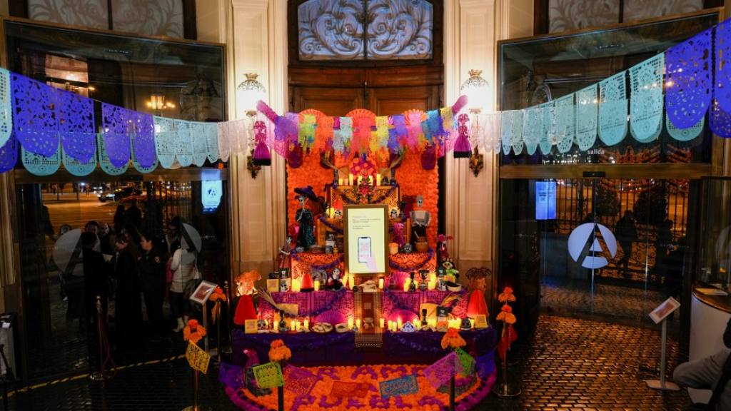 Altar de muertos en México: Maradona y Pelé | EFE