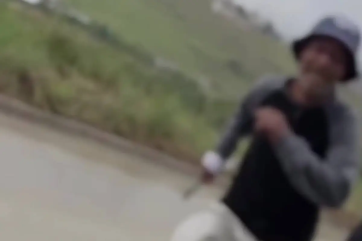 Hombre en situación de calle persigue a deportista. , Captura de pantalla video Facebook.