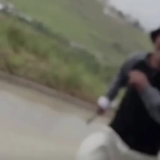 Hombre en situación de calle persigue a deportista.  ,Captura de pantalla video Facebook.