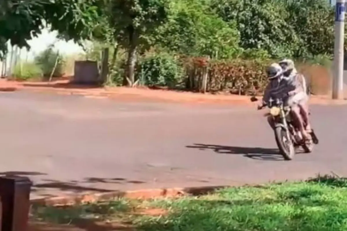 Motorista es perseguido por la policía. , Captura de pantalla video Facebook.