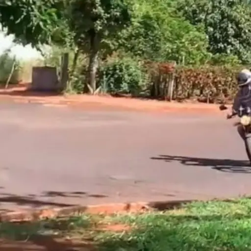 Motorista es perseguido por la policía.  ,Captura de pantalla video Facebook.