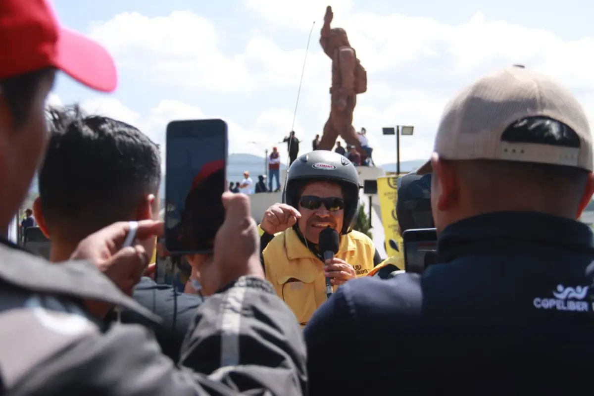 Poema de Fredy López al migrante, en Salcajá, Quetzaltenango - Alex Meoño