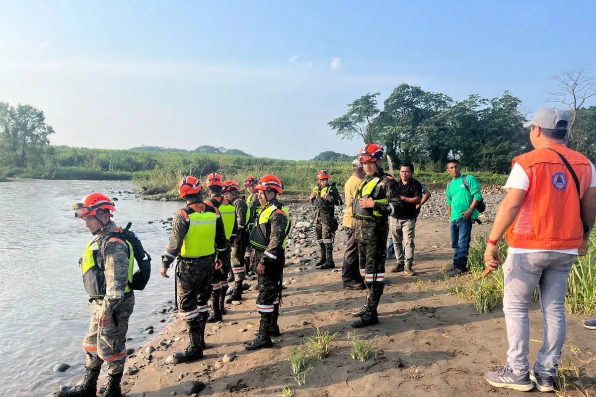 Labores de búsqueda de persona desaparecida tras caer vehículo en área del puente Mocá, Suchitepéquez., Conred