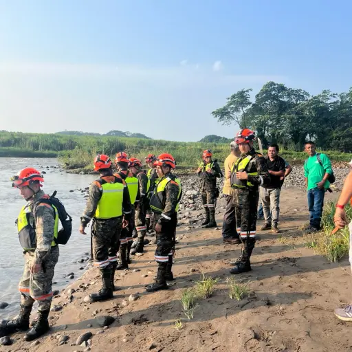 Labores de búsqueda de persona desaparecida tras caer vehículo en área del puente Mocá, Suchitepéquez. ,Conred