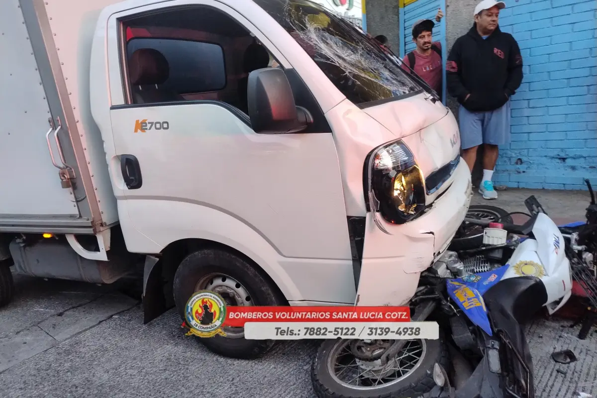 Una mujer y hombre integrantes de la PNC viajaban en la motocicleta que fue colisionada., Bomberos Voluntarios