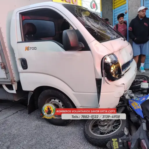 Una mujer y hombre integrantes de la PNC viajaban en la motocicleta que fue colisionada. ,Bomberos Voluntarios