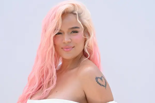 Karol G se muestra sin ropa luciendo nuevo look