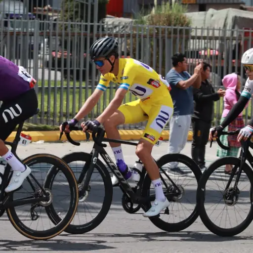 Cristian Muñoz (suéter amarillo) lidera la competencia de la Vuelta a Guatemala 