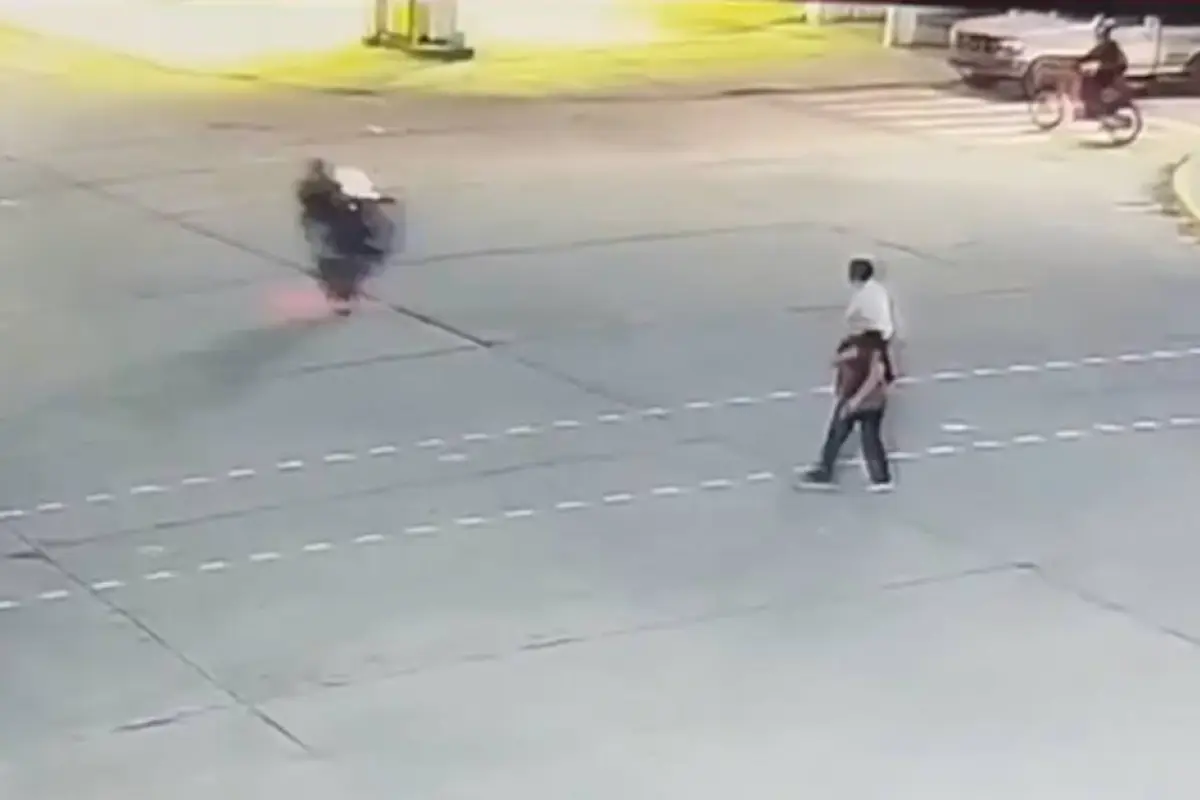 Motorista atropella a mujer., Captura de pantalla video X.