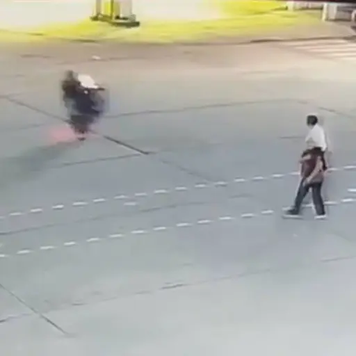 Motorista atropella a mujer. ,Captura de pantalla video X.