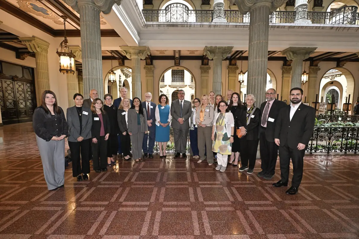 Juanita Goebertus, de HRW, compartió una fotografiá sobre el encuentro con autoridades de Guatemala., HRW