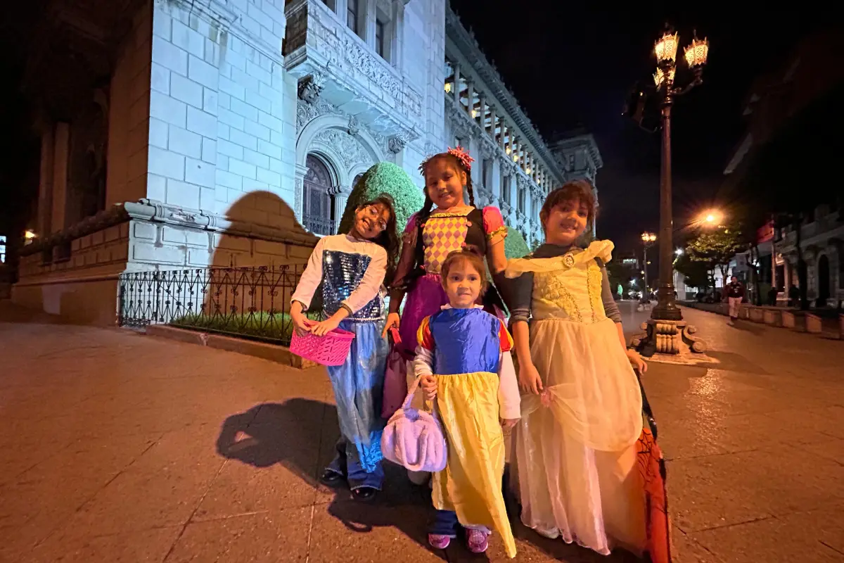 El Centro Histórico de Guatemala nuevamente reúne a decenas de guatemaltecos que disfrutan de Halloween., Foto Omar Solís