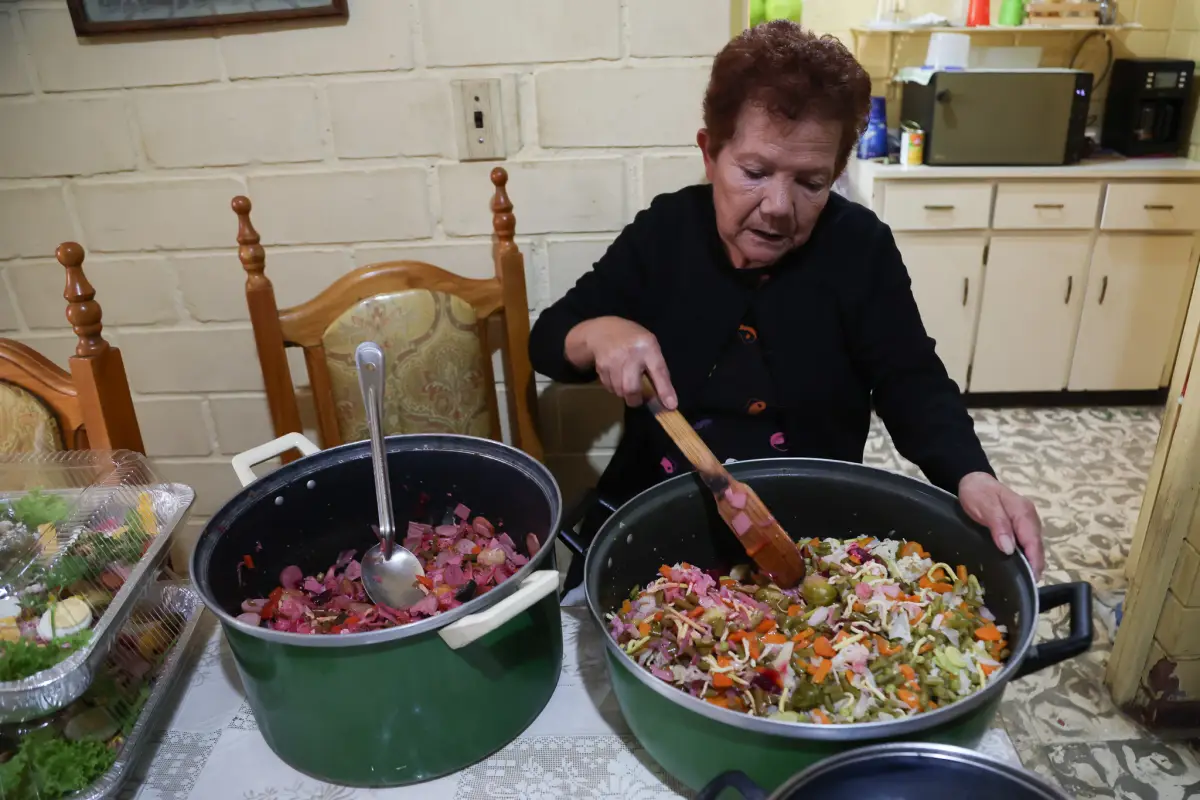 Marta de Bolaños prepara un fiambre en la capital., Foto EFE