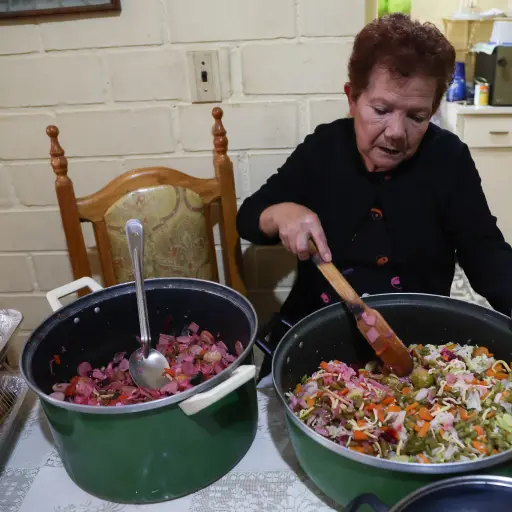 Marta de Bolaños prepara un fiambre en la capital. ,Foto EFE